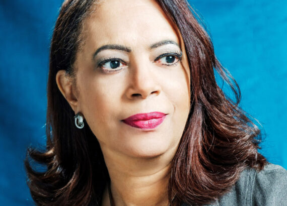 Fotografía de la escritora Emilia Pereyra.