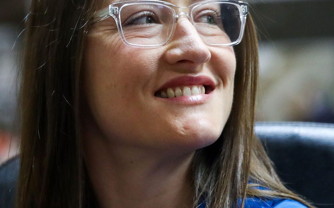 Imagen de la primera mujer astronauta que viajará a la luna.