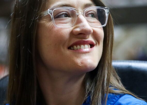 Imagen de la primera mujer astronauta que viajará a la luna.