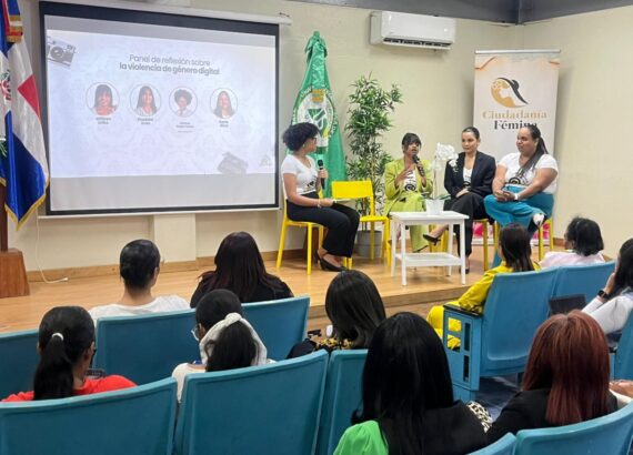 Panel del lanzamiento de Romper el Algortimo. 