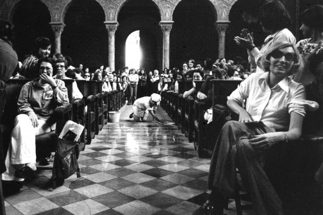 Participantes en las Jornades Catalanes de la Dona de 1976, con una actriz fregando el suelo. / Foto: Pilar Aymerich