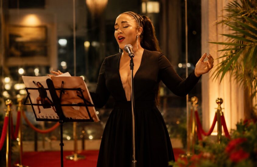 Indhira Martínez lleva a Édith Piaf al Museo Abreu: una voz dominicana en el escenario del arte global