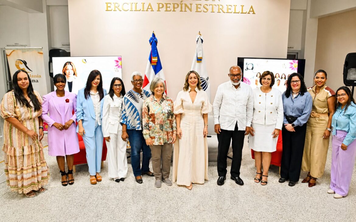 La Ministra de la Mujer y el director de la Sociedad Dominicana de Diarios junto al Comité Organizador del Cuarto Foro de Mujeres Periodistas Dominicanas.
