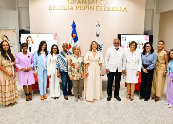 La Ministra de la Mujer y el director de la Sociedad Dominicana de Diarios junto al Comité Organizador del Cuarto Foro de Mujeres Periodistas Dominicanas.