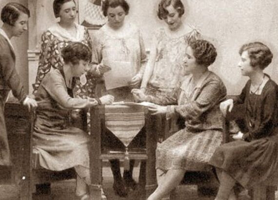 Fundado en Madrid en 1926 bajo el impulso de figuras como María Martos, María de Maeztu, Carmen Baroja, Victoria Kent, Pilar de Zubiaurre, Clara Campoamor y Ernestina de Champourcín, el Lyceum Club Femenino nació como una asociación cultural privada dedicada al arte, las ciencias y el debate libre. 